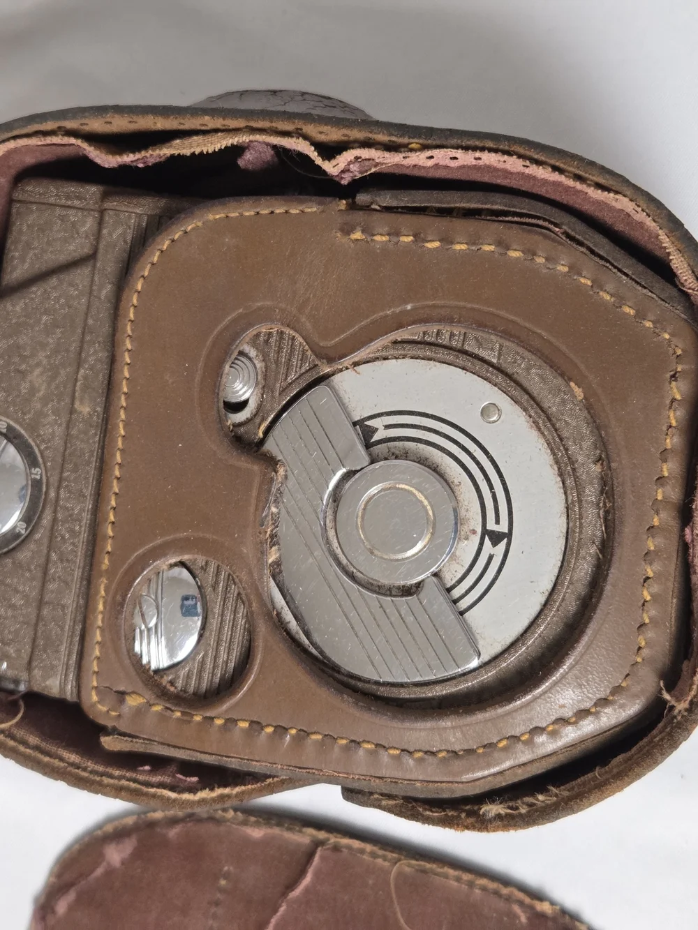 Vintage Revere Eight Model 81 Wind Up 8mm Movie Camera with case